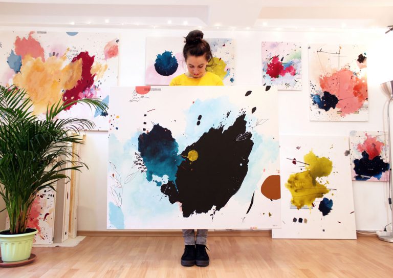 Spalvingas modernus abstraktus paveikslas ant drobės su juodu ir mėlynu potėpiu