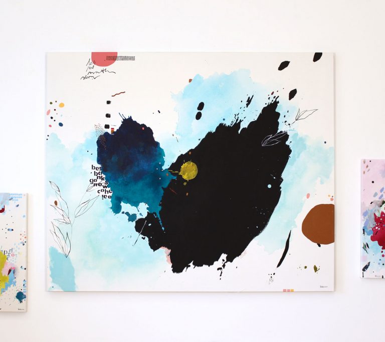 100 × 120 cm ekspresyvus abstraktus paveikslas ant drobės – juoda, mėlyna ir balta spalvos, modernus šiuolaikinis minimalistinis menas, puikiai tinkantis namų interjerui.