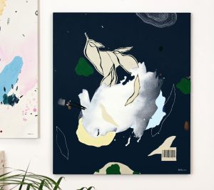 60 × 70 cm abstraktus paveikslas ant drobės – tamsiai jūrinė (navy blue) spalva, koliažo elementai su balta, žalia ir smėlio (beige) tonais, modernus šiuolaikinis menas.