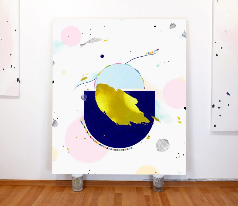 Rankų darbo abstraktus modernus paveikslas ant drobės 120 × 140 cm – ultramarino mėlyna ant balto fono, šiuolaikinė dekoracija namams ar biurui, parduodamas