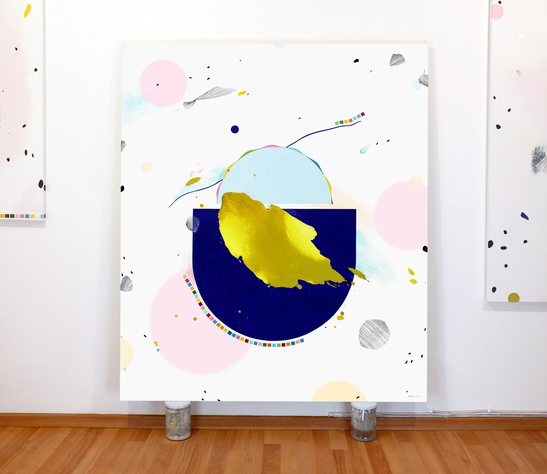 Rankų darbo abstraktus modernus paveikslas ant drobės 120 × 140 cm – ultramarino mėlyna ant balto fono, šiuolaikinė dekoracija namams ar biurui, parduodamas