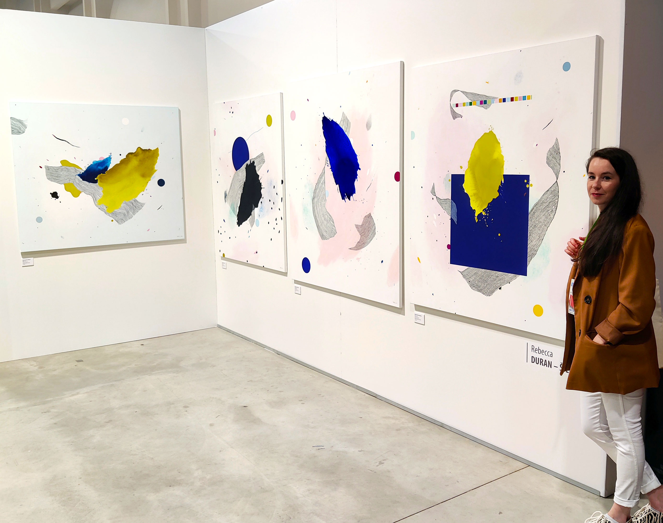 Rebecca Duran-Šilėnas savo kūrybos parodoje Art Compensa – modernūs, spalvingi paveikslai ir šiuolaikinė abstrakcija