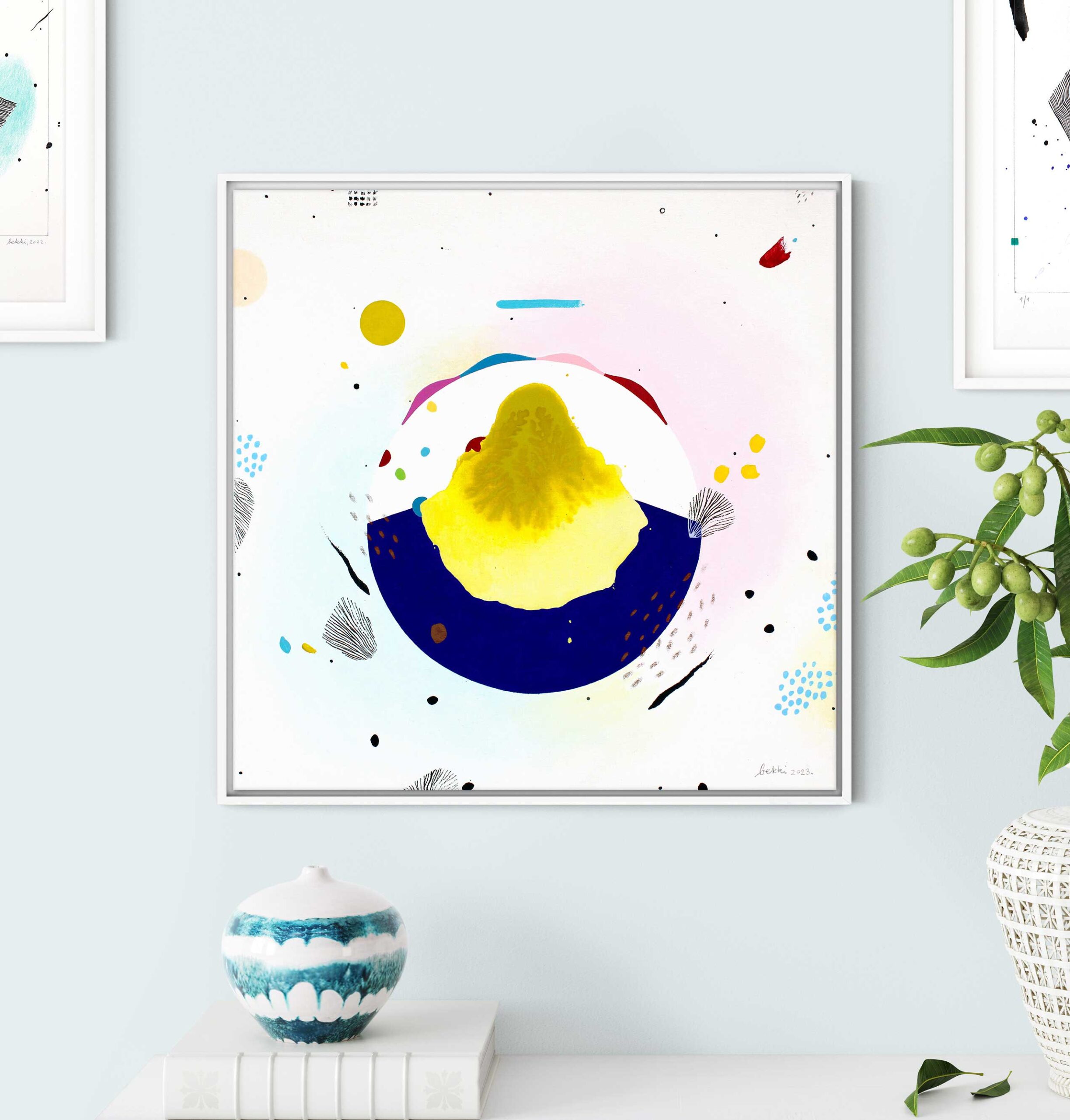 Rankų darbo mažas paveikslas ant drobės su mėlyna, rožine ir balta spalvomis – modernus, spalvingas meno kūrinys Vilniuje