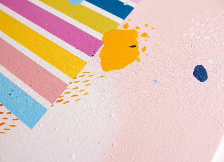 Minimalistinis spalvingas abstraktus paveikslas ant drobės rožiniame fone.