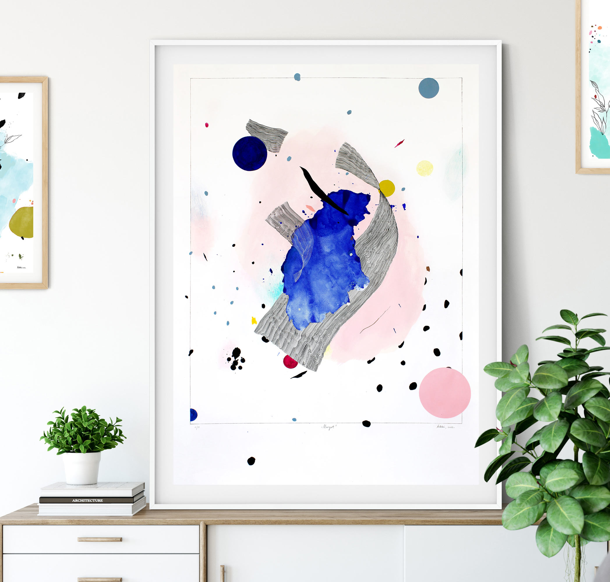 Rankų darbo didelis abstraktus paveikslas ant popieriaus 102 × 72 cm su ultramarino mėlyna ir rožine – moderni dekoracija namams ar biurui, parduodamas Vilniuje