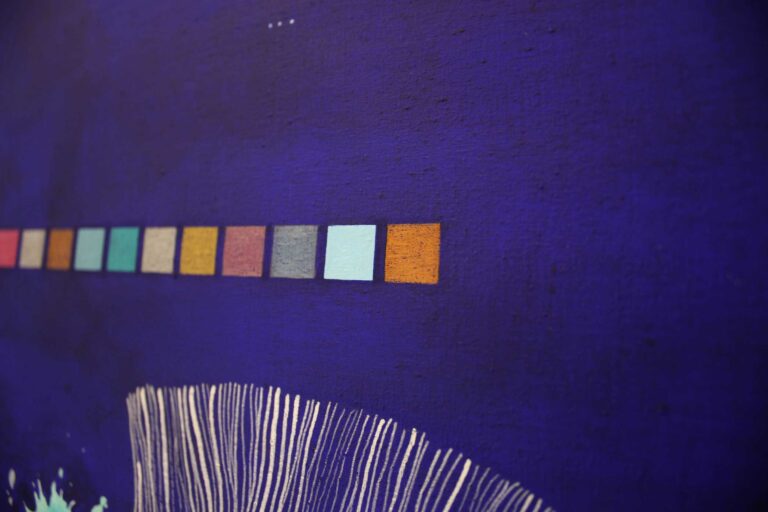 Didelė abstrakti drobė – ultramarino mėlyna ir žalia tapyba – šiuolaikinis menas Lietuvoje