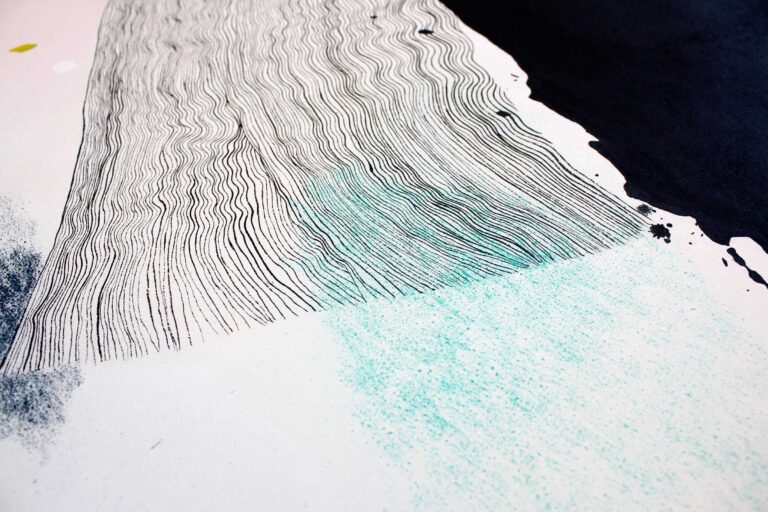 Didelė abstrakti tapyba ant drobės – ultramarino mėlyna, juoda, pasteliai – šiuolaikinis menas Vilniuje