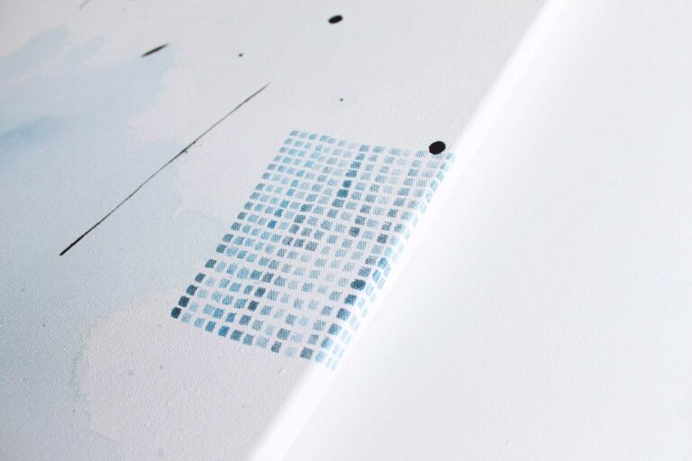 Ramus modernus abstraktus paveikslas su mėlynais ir pilkais potėpiais ant baltos drobės.