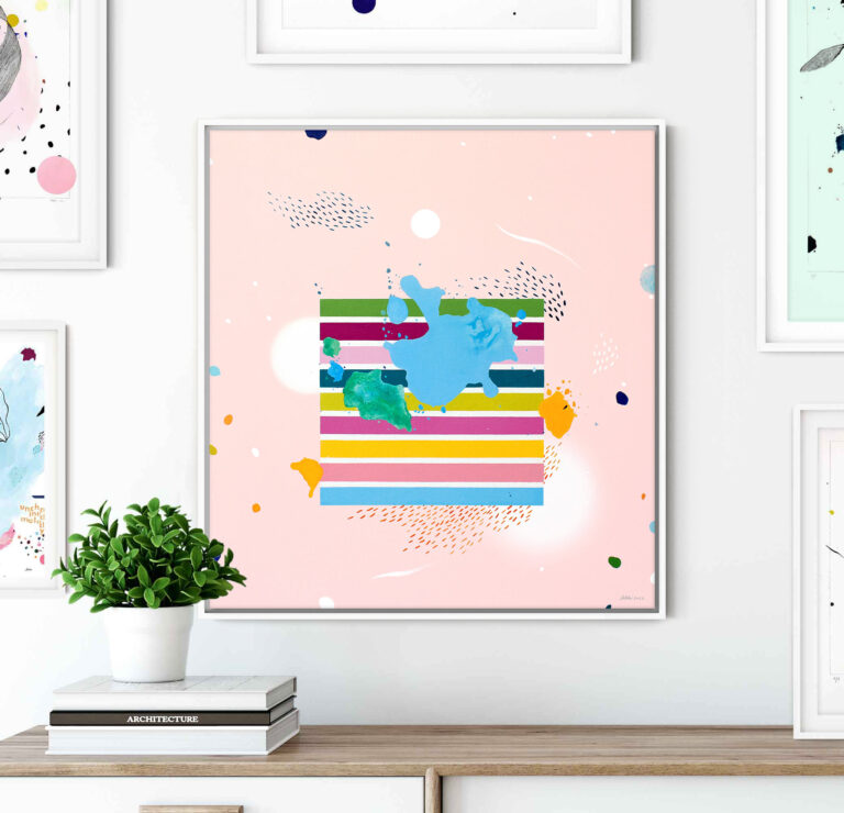 Šiuolaikinis spalvingas abstraktus paveikslas su rožiniu fonu namų sienų dekorui.