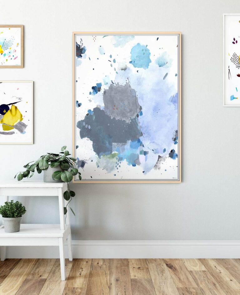 Modernus mėlynas abstraktus paveikslas ant drobės su pilkais tonais minimalistiniam interjerui.