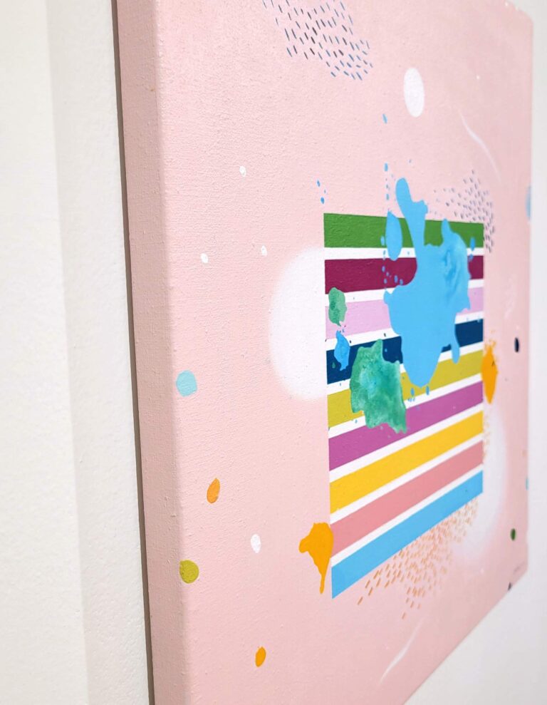 Šiuolaikinis spalvingas abstraktus paveikslas su rožiniu fonu namų sienų dekorui.