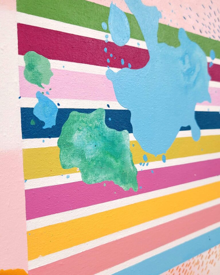 Modernus spalvingas paveikslas ant drobės su abstrakčia kompozicija ir rožiniu fonu.