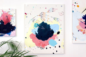 Spalvingas modernus abstraktus paveikslas ant drobės su mėlynais ir rožiniais akcentais