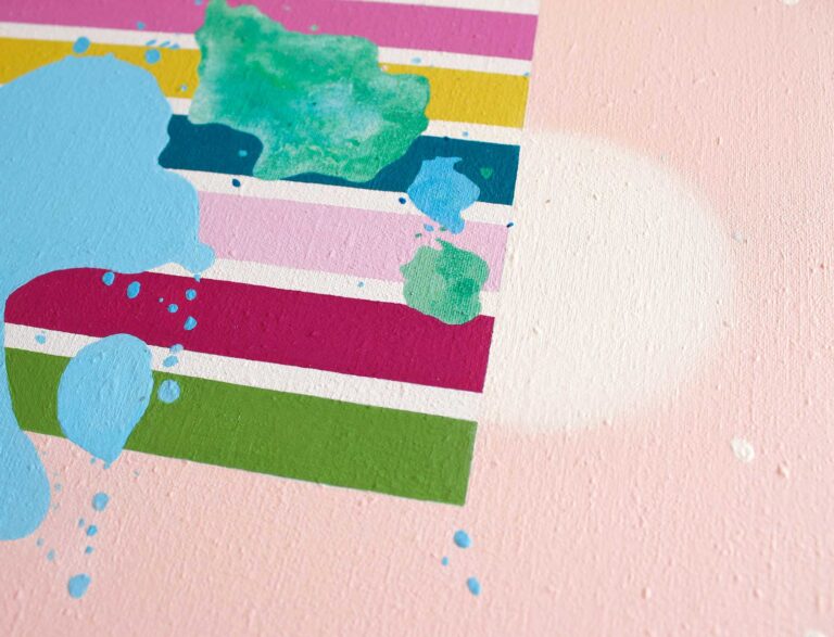 Modernus spalvingas paveikslas ant drobės su abstrakčia kompozicija ir rožiniu fonu.