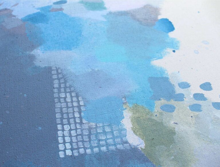 Ramus modernus abstraktus paveikslas su mėlynais ir pilkais potėpiais namų sienai.