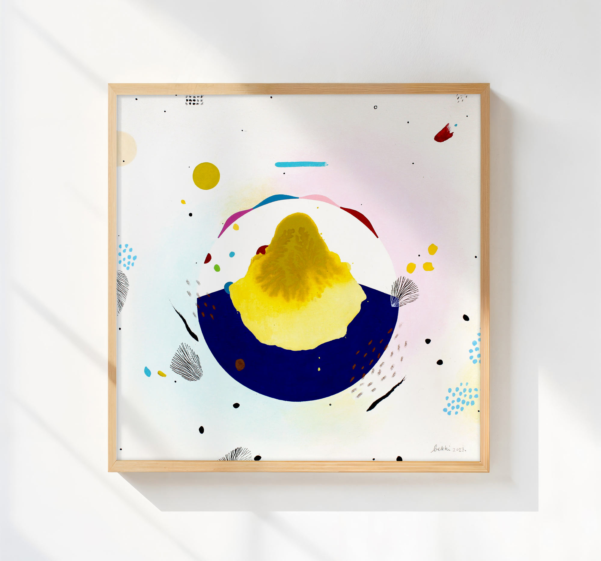 Modernus abstraktus 30 x 30 cm paveikslas ant drobės su ultramarino mėlyna ir rožine spalvomis bei ryškiais spalvingais akcentais.