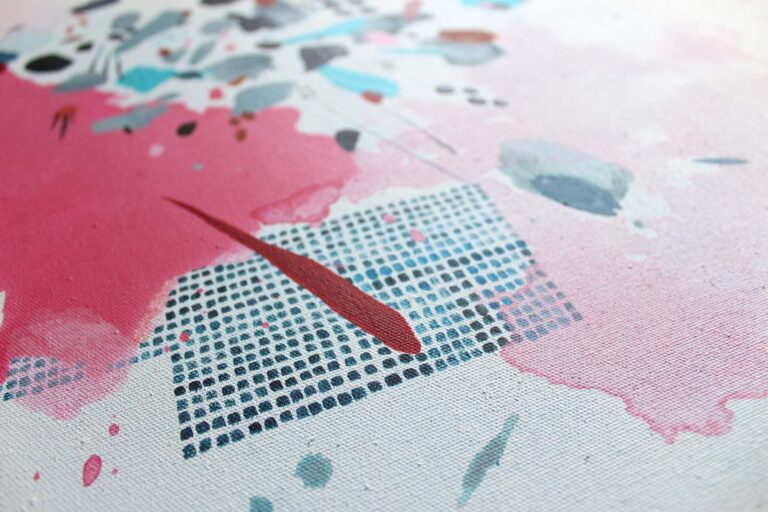 Didelio formato spalvingas abstraktus paveikslas su rožiniu centru