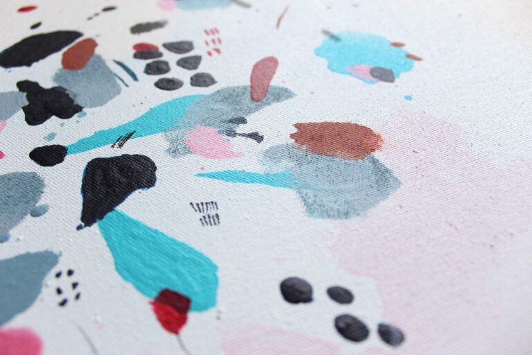 Šiuolaikinis spalvingas abstraktus paveikslas su rožiniais ir pilkais tonais