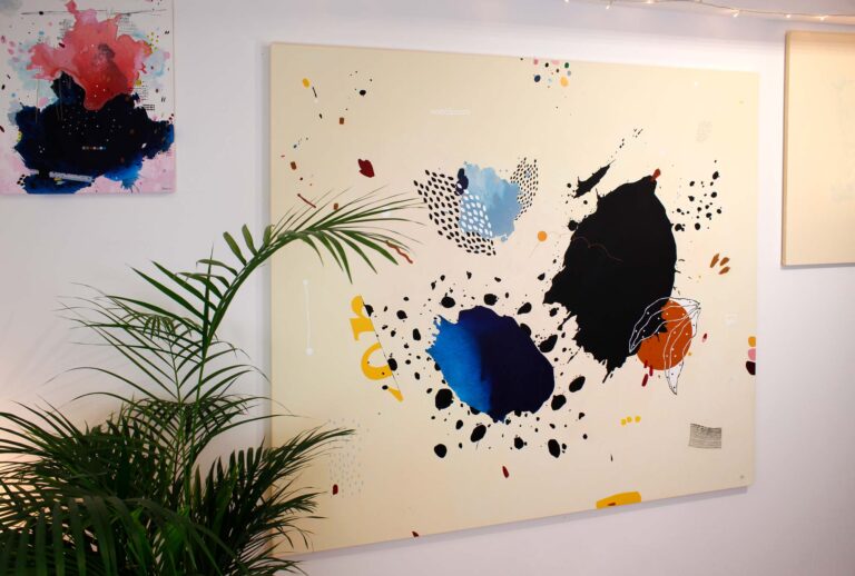 Originali abstrakti tapyba 140x160 cm – juoda ekspresyvi dėmė, mėlyna, smėlio fonas – didelė drobė