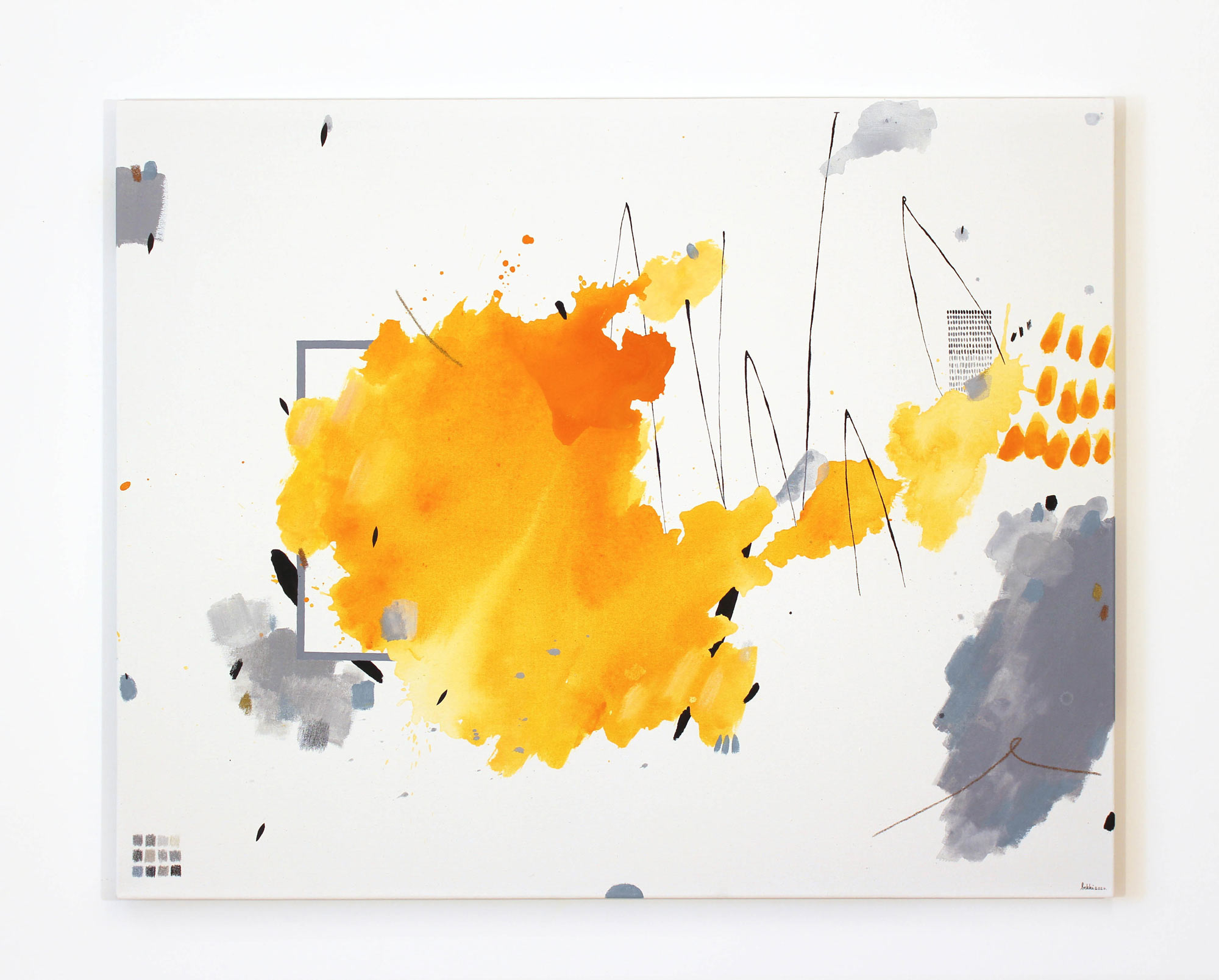 Didelis abstraktus paveikslas ant drobės – pilka ir oranžinė geltona spalvos, modernus šiuolaikinis menas, puikiai tinkantis namų interjerui.