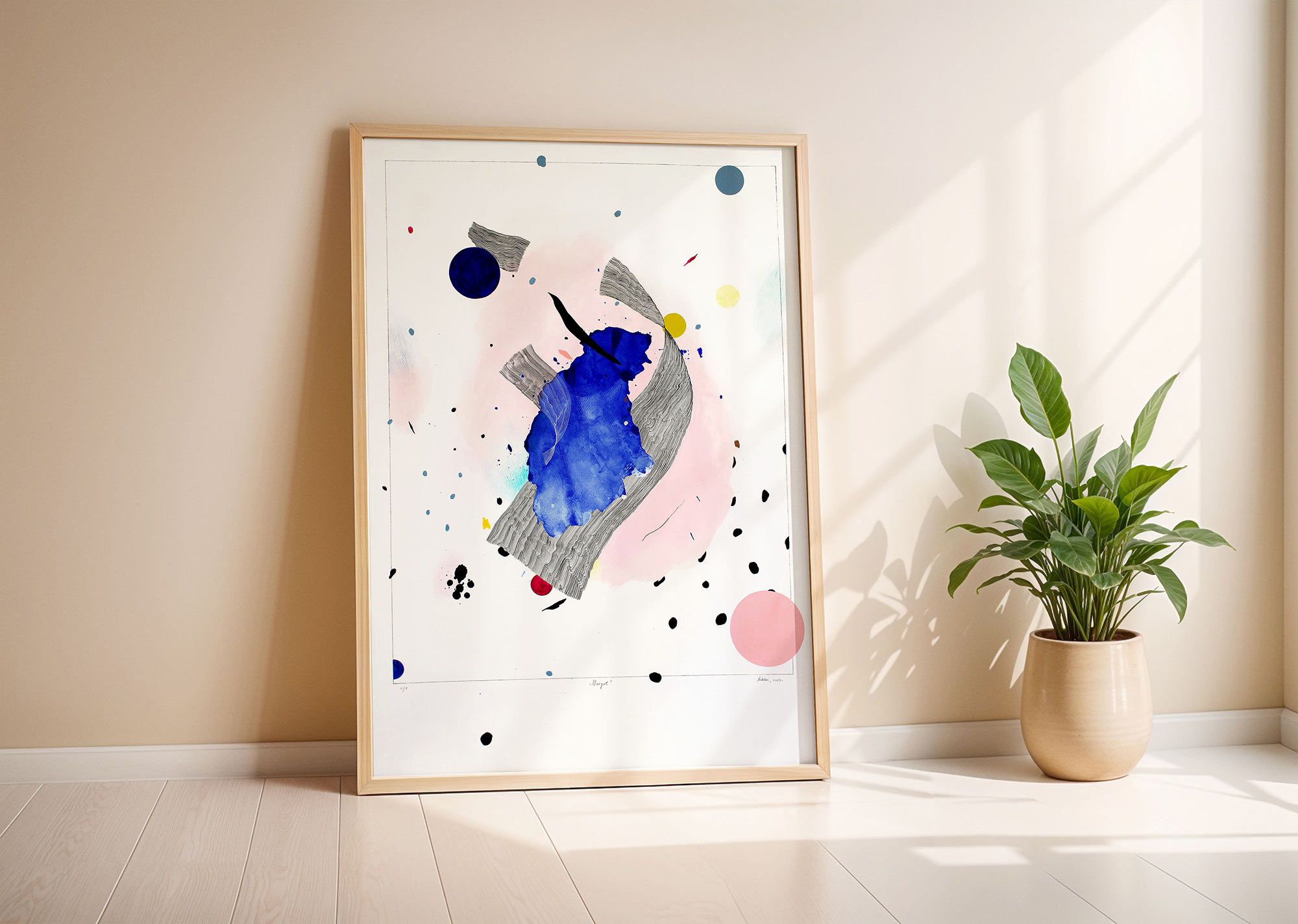 Abstraktus vertikalus paveikslas ant popieriaus – ultramarininė mėlyna forma su pilkais brūkšniais ir rožiniais akcentais, modernus menas Vilnius