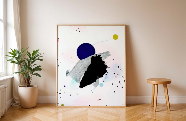 Abstrakti tapyba – ultramarino mėlynas apskritimas, juoda dėmė, pasteliniai tonai – didelė drobė