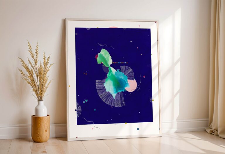 Abstrakti tapyba – ultramarino mėlynas fonas, žalia dėmė – didelė drobė interjerui