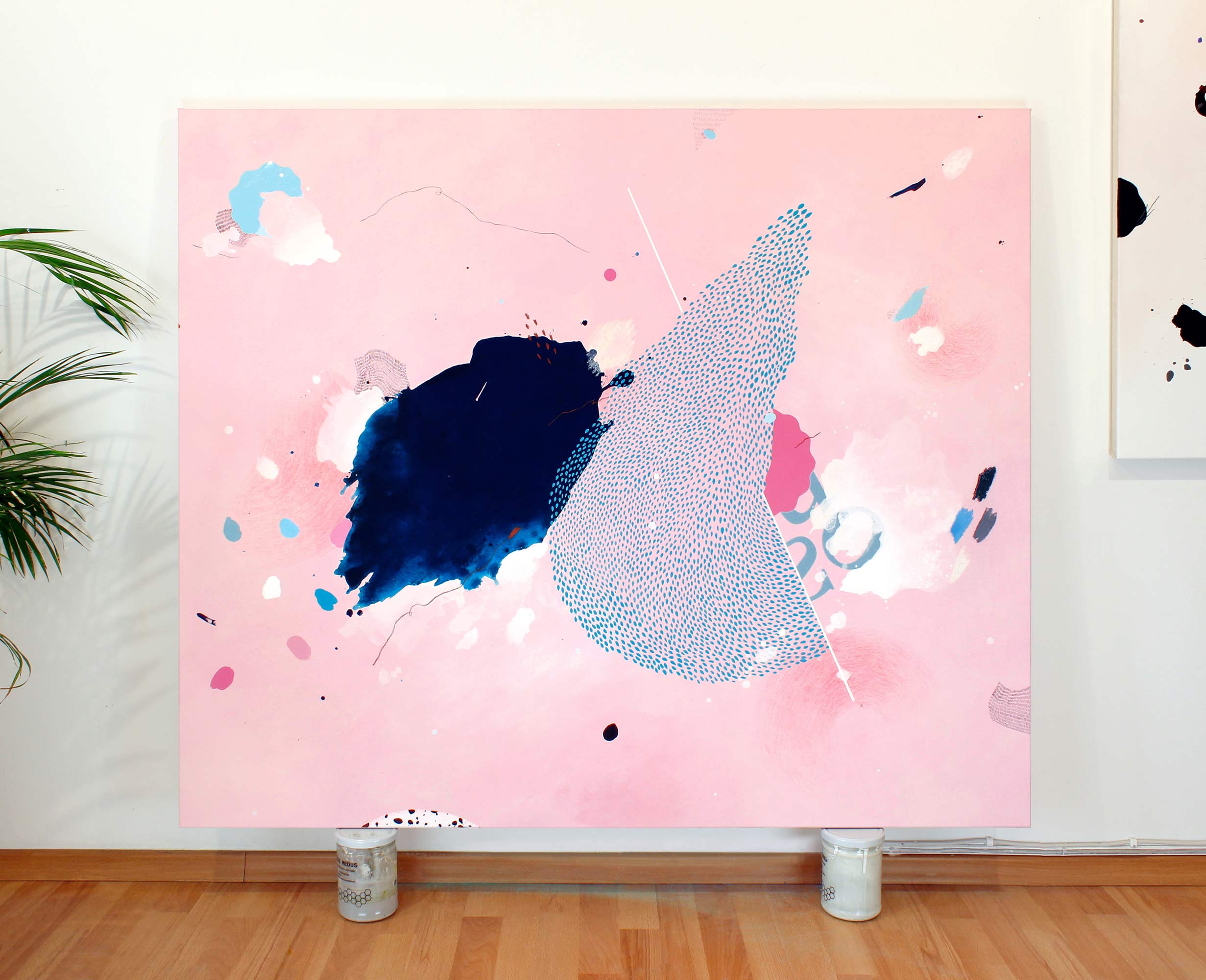 Rankų darbo didelis modernus paveikslas ant drobės 120 × 140 cm su rožine, rausva ir mėlyna spalvomis – šiuolaikinė abstrakti dekoracija namams ar biurui