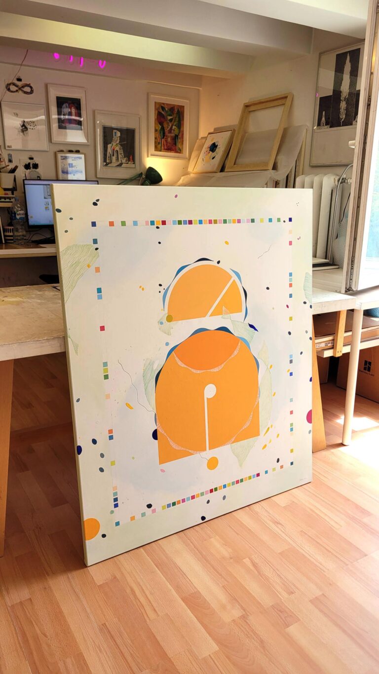 100 × 120 cm modernus abstraktus paveikslas ant drobės su ryškiais oranžiniais apskritimais, geometrinėmis linijomis ir šviesiu fonu.